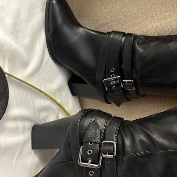 An above knee black 3 inch stacked heeled boot. - Picture 4 of 6